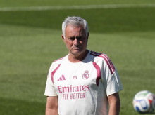 (Foto de ARCHIVO)
Jose Mourinho, head coach of Real Madrid, looks on during the Real Madrid training session held in collaboration with A.D. Alcorcon at Alfredo Di Stefano stadium on July 24, 2026, in Valdebebas, Madrid, Spain.

Dennis Agyeman / AFP7 / Europa Press
24/7/2026 ONLY FOR USE IN SPAIN