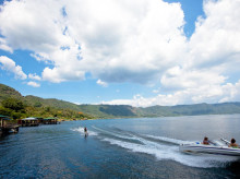 Esquí acuático en el salvadoreño lago de Coatepeque