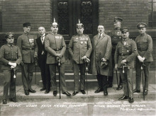 Adolf Hitler con miembros de las SA y otros