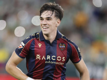 Carlos Espí celebra un gol marcado con el Levante durante la temporada 2025/2026