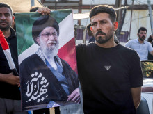 Un partidario del régimen de Irán sostiene una imagen del líder ayatolá Alí Jamaneí
