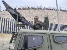 El ejército desplegando en la frontera del Tarajal en Ceuta ante la atenta mirada de los inmigrantes este viernes, donde se han registrado violentos enfrentamientos en los perímetros fronterizos durante su intento de acceder desde Marruecos hacia Ceuta y Melilla