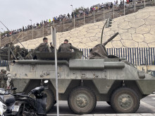 Un blindado del Ejército, desplegado en la frontera del Tarajal en Ceuta