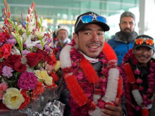 El alpinista nepalí Nirmal Purja (centro)