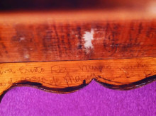 "Viva Cristo Rey. Muero mártir", se lee en este taburete de un piano