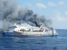 Captura de vídeo de la guardia costera de Indonesia que muestra el incendio del ferry