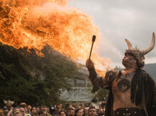 Varias personas durante el Desembarco Vikingo de la LXVI Romaría Vikinga en Catoira, a 2 de agosto de 2026, en Catoira, Pontevedra, Galicia (España). La fiesta del Desembarco Vikingo en Catoira, también conocida como la Romería Vikinga, es una de las celebraciones más singulares y reconocidas de Galicia, declarada de Interés Turístico Internacional. Su historia y significado nacen de la posición estratégica de Catoira en la desembocadura del río Ulla, en las inmediaciones de las Torres del Oeste, una fortaleza construida entre los siglos IX y XIII para defender el acceso al corazón de Galicia y, especialmente, a Santiago de Compostela, frente a los ataques de vikingos y piratas normandos y sarracenos.

Elena Fernández / Europa Press
02/8/2026