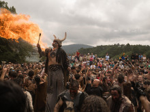 Varias personas durante el Desembarco Vikingo de la LXVI Romaría Vikinga en Catoira, a 2 de agosto de 2026, en Catoira, Pontevedra, Galicia (España). La fiesta del Desembarco Vikingo en Catoira, también conocida como la Romería Vikinga, es una de las celebraciones más singulares y reconocidas de Galicia, declarada de Interés Turístico Internacional. Su historia y significado nacen de la posición estratégica de Catoira en la desembocadura del río Ulla, en las inmediaciones de las Torres del Oeste, una fortaleza construida entre los siglos IX y XIII para defender el acceso al corazón de Galicia y, especialmente, a Santiago de Compostela, frente a los ataques de vikingos y piratas normandos y sarracenos.

Elena Fernández / Europa Press
02/8/2026
