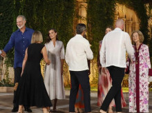 Los invitados pasan a saludar a los Reyes, la Princesa, la Infanta Sofía y la Reina Sofía en Marivent