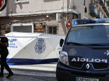 Imagen de agentes de la Policía Nacional inspeccionando el bar en el que un hombre de 62 años ha acabado con la vida d eun joven de 20 años.