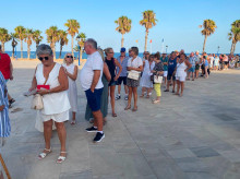 Cola de vecinos de Orihuela Costa para firmar a favor de la independencia