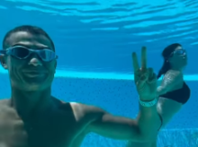 Ronaldo muestra algunas estancias como la piscina o el garaje