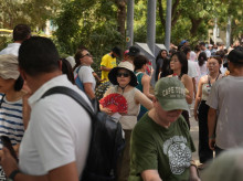 Varios turistas caminan en las inmediaciones de la Sagrada Familia.
