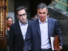 El presidente del Gobierno, Pedro Sánchez (d), y el vicepresidente primero y ministro de Economía, Comercio y Empresa, Carlos Cuerpo