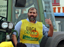 Javier Sánchez, secretario general de UAGA-COAG, se dirige a los agricultores que han cortado el tráfico en la localidad zaragozana de Bujaraloz para reclamar un gasóleo profesional para el secto