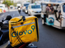 Una mochila de Glovo por una calle del centro de Madrid.