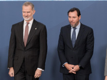 El Rey Felipe VI durante el acto de entrega del IX Premio Reino de España a la Trayectoria Empresarial, junto al ministro de Transportes, Óscar Puente