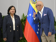 La opositora Dinorah Figuera y el dirigente chavista Jorge Rodríguez tras la primera sesión de negociaciones en Caracas