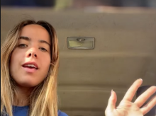 La joven agricultora explica lo que ocurre en su pueblo en verano