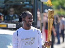 Jason Arday portando la llama olímpica de los Juegos de Londres en 2012