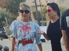 Yolanda Díaz con el parador de Bayona de fondo