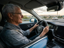 Conductor mayor de 65 años al volante