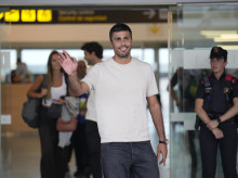 BARCELONA, 17/08/2026.- El centrocampista español Rodrigo Hernández 'Rodri' este lunes, a su llegada al aeropuerto de Barcelona, un día después de que el FC Barcelona alcanzara un principio de acuerdo con el Manchester City para el traspaso del jugador. EFE/Alejandro García