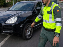Un agente para a un vehículo en la carretera