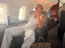 Haaland en un vuelo con las sandalias