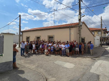 Los vecinos del pueblo celebran la salida de la familia que había ocupado la casa en la que posan