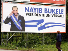 Carteles con la imagen del presidente salvadoreño, Nayib Bukele, ubicados en vallas publicitarias en carreteras cercanas a Oviedo