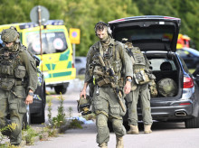 Fagersta (Sweden), 21/08/2026.- Police and rescue services on site at Brinellskolan school during an emergency response after a man with a sword reportedly injured several people at the school in Fagersta, Sweden, 21 August 2026. (Suecia) EFE/EPA/Fredrik Sandberg SWEDEN OUT