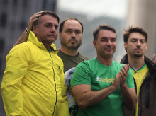 Michelle Bolsonaro (derecha) junto a su esposo, el expresidente de Brasil Jair Bolsonaro (izquierda), y sus hijos Carlos (segundo por la izquierda), Flavio (centro) y Renan
