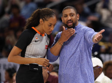 Los árbitros de la WNBA detienen el partido tras el lanzamiento de juguetes sexuales