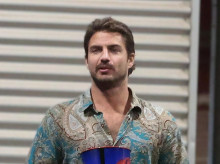 Maxi Iglesias sale del cine con amigos, en Madrid
