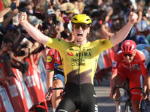 El ciclista británico James Matthew Brennan, del equipo Visma-Lease a Bike, cruza la línea de meta para ganar la segunda etapa de la Vuelta