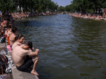 La población parisina se refresca en el Canal Saint-Martin en una de las olas de calor vividas este verano