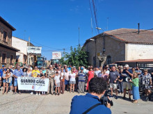 Manifestación de los vecinos en la localidad salmantina de Rollán para reclamar el cuartel de la Guardia Civil
