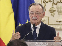La presidenta de la Federación Española de Municipios y Provincias (FEMP) y alcaldesa de Jerez, María José García-Pelayo, que ha visitado Ceuta este martes, acompañada del presidente de la Ciudad Autónoma, Juan Jesús Vivas, durante la rueda de prensa conjunta que han ofrecido. Reduan