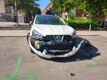 Este coche recibió daños aparcados y el culpable se dio a la fuga sin dejar datos