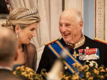 La Reina Máxima de los Países Bajos con el Rey Harald de Noruega durante el banquete de Estado, en Oslo.