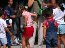 Unos niños juegan en el parque de El Retiro