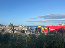 Manifestantes con una bandera gigante de España en la playa del Trampolín de Ceuta

EUROPA PRESS GABRIELA SARDÁ
27/8/2026