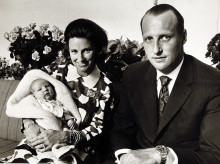 REINA SONIA DE NORUEGA Y REY HARALD CON HIJO HAAKON MAGNUS 1973 DECADA 1970 *** Local Caption *** REINA SONIA DE NORUEGA Y REY HARALD CON HIJO HAAKON MAGNUS 1973 DECADA 1970