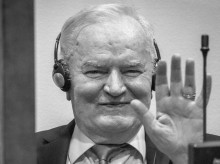 Ratko Mladic sonríe desde el banquillo