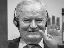 Ratko Mladic sonríe desde el banquillo