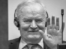 Ratko Mladic sonríe desde el banquillo