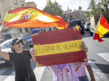 Un joven manifestante ceutí, con su pancarta apelando a la resistencia de su ciudad