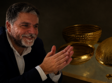 El alcalde de Villena, Fulgencio Cerdán, y el Tesoro de Villena, en una imagen generada con IA