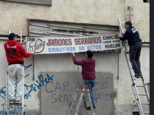 Miembros de Patrimonio Gráfico Sabadell desmontando un cartel